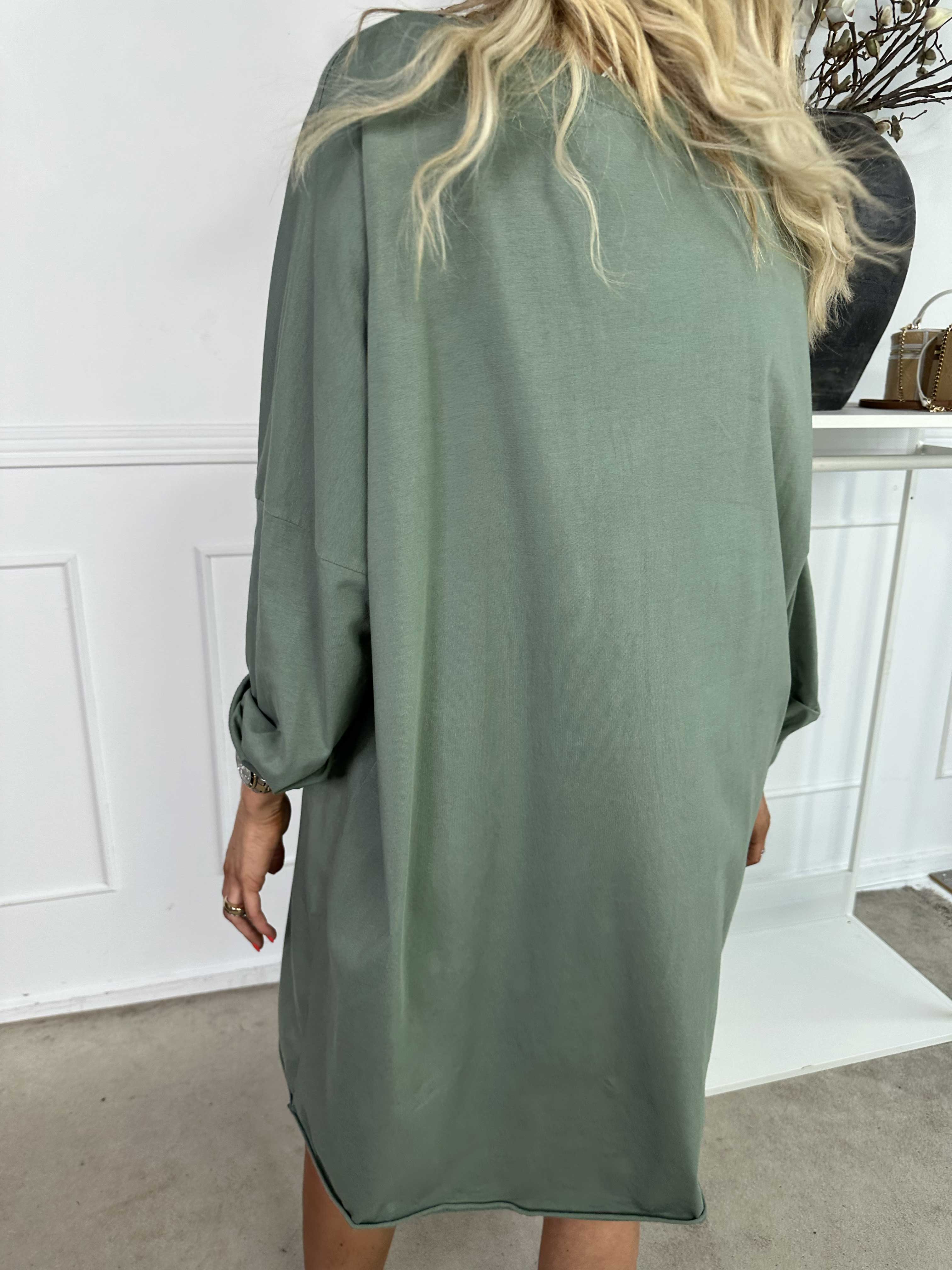 Oaklyn - Blød joggingkjole i bomuld med sølv skrift foran